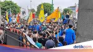 Jul 22, 2021 · yang bisa kerja dikantor didprd. Massa Aksi Tolak Omnibus Law Geruduk Dprd Banyumas