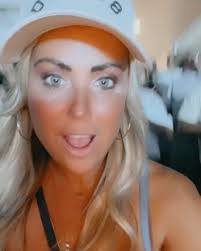 Lindsay Noelle's Instagram, Twitter & Facebook