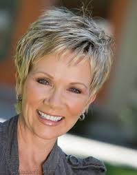 Si vous avez envie d'une coupe dynamique et tendance, craquez sans hésiter pour un court boyish ou une pixie. Tendance Femme 50 Ans Resultat D Image Pour Styles De Cheveux Courts Pour Les Femmes De Plus De 50 Ans Magazine Moms Inspiration Pour Parents Modern Mom Fashion Lifestyle Magazine