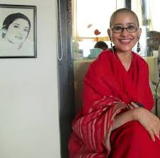 India forums brings you closer with your favourite celebrities with news and updates about their biography, career, related shows, events, fanclubs, photos. Manisha Koirala Latest Bald Head Unseen Images Bald Women Fashion Bald Women Bald Head Girl