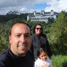 No passeio ilhas paradisíacas de Ilha Grande RJ está incluso praia da  Piedade. Forma uma praia bem fininha, e uma linda piscina natural. Tem  muitos peixes e a Sara Lis super aproveitou.