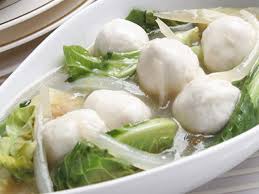 Supaya tidak bosan, anda bisa mengkreasikan bahan isiannya seperti daging ayam fillet dan bakso sapi untuk sumber hewani, kemudian kentang, jagung pipil, dan makaroni untuk sayuran sumber karbohidrat, serta masih banyak lagi. Resep Sop Bakso Enak Model Hijab Terbaru