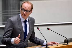 Na meer dan twintig jaar komen er nieuwe eindtermen voor de 2de en 3de graad secundair onderwijs. School Groups Against Proposed Rule On Dutch Test To Enter Primary School