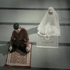 Istri saya tidak mau sholat berjamaah dan bermakmum pada saya. Suami Adalah Imam Bagi Keluarganya Halaman All Kompasiana Com