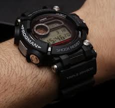 A new type of receiver antenna and make case make it possible to pack a that can pick up six time calibration signals around the globe into a configuration that is. Casio G Shock Frogman Gwf D1000 Hands On The Ultimate Diving Tool Watch Ablogtowatch
