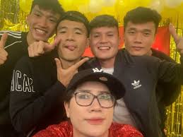 Nguyễn quang hải là cầu thủ bóng đá việt nam trưởng thành tại lò đào đạo câu lạc bộ bóng đá hà nội t&t. Quang Háº£i Ä'oan VÄƒn Háº­u Quáº©y TÆ°ng Bá»«ng Cung Trang Tráº§n Va Báº¡n Be Trong Bá»¯a