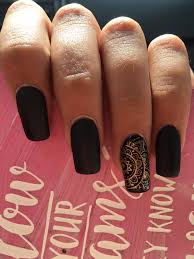 Si a ti te gusta la manicura en color negro, aquí tienes ciertas ideas para empaparte y enseñárselas a tu manicurista la próxima vez que tengas cita. Color Drops Unas De Acrilico Color Negro Mate Con Detalle De Mandala Facebook