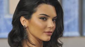 Ďalší káčer v šoubiznise: Po vzore sestier si nechala zväčšiť pery aj  Kendall Jenner