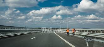 If you travel with an airplane (which has average speed of 560 miles) from sibiu to curtea de arges, it takes 0.09 hours to arrive. Autostrada Sibiu Pitesti La Start Traseul Sibiu BoiÅ£a RacoviÅ£a VÄleni Curtea De Arges Pitesti Eveniment Tribuna