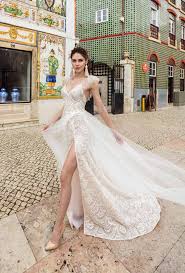 Pubblicare i tuo abito sul nostro portale ti consente di accellerare i tempi di vendita e guadagnare la cifra giusta. Abiti Da Sposa Sexy Trasparenze E Scollature Per Una Mise Audace