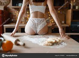 Sexy Frau Spitzenunterwäsche Auf Küchentisch Mit Mehl Bedeckt Rückseite  Nackte - Stockfotografie: lizenzfreie Fotos © Nomadsoul1 311946502 |  Depositphotos