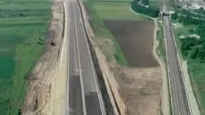 Porțiuni cu benzi de numai 2 metri lățime și asfalt alunecos. AutostrÄƒzile Muzeu Ale Romaniei Proiectele Care Au Pus È›ara NoastrÄƒ Pe Harta NeagrÄƒ A Europei B1 Ro