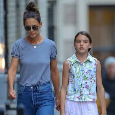 Katie holmes and emilio vitolo were recently spotted passionately kissing while at a new york city restaurant. Katie Holmes Spotted With Lookalike Daughter Suri After Split With Jamie Foxx Confirmed Irish Mirror Online