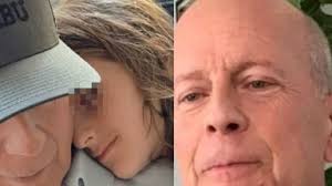 Bruce Willis trasferito in una casa con un pool di infermieri, la moglie:  "Lui avrebbe voluto così"