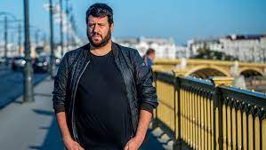 Róbert puzsér is a hungarian publicist, anchorman, editor, and social critic. Puzser Vegyuk Egymast Komolyan 24 Hu