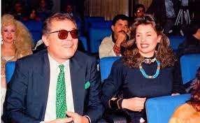 واقول للمصرين صفوا نيتكم من الحقد والغل ان فيه ناس هنا ومش هنا كلنا جايين لمصر طبعا جاية بفلوسي. Ù…Ø­Ù…ÙˆØ¯ Ø¹Ø¨Ø¯Ø§Ù„Ø¹Ø²ÙŠØ² Ù…Ø¹ Ø²ÙˆØ¬ØªÙ‡ Ø§Ù„Ø£ÙˆÙ„Ù‰ ÙÙŠ ØµÙˆØ±Ø© Ù†Ø§Ø¯Ø±Ø©