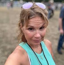 Teresa Loch's Instagram, Twitter & Facebook