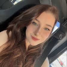 Sara Hutton's Instagram, Twitter & Facebook