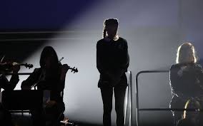 La chanson de l'année était diffusée à partir de 21 heure, sur tf1 donc, sans public, dans une scénographie inédite faite de projections sur les bâtiments de la cour d'honneur du palais royal à paris. Victoires De La Musique Les Astuces Des Artistes Pour Gagner Des Votes Le Parisien