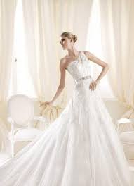 Im ballkleid art von hochzeitskleid, bleibt das zentrum des fokus die obere hälfte des körpers. 23 Elegante Brautkleider Mit One Shoulder Ausschnitt