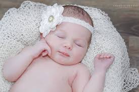 Aici intervenim noi, echipa imaginivii care de fiecare data va realiza mai mult decat simple fotografii, va realiza povesti frumoase si amuzante care sa va bucure si. New Born Photography Fotografie Nou Nascut Sedinta Foto Bebe Poze Bebelusi Fotografie Creativa Fotograf Bacau Andreia G Photography Family Photos Newborn