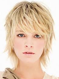 I tagli corti scalati della primavera 2022 sono un inno alla leggerezza fatto di glamour e tendenza, dove i capelli sono liberi, naturali e . Taglio Sfilato