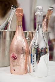 Bottega White Gold E Il Vino Dell Amore Petalo Pink Manzoni Moscato Rose Sono Stati Serviti Allo Showroom Champagne Drinks Champagne Collection Pop Fizz Clink