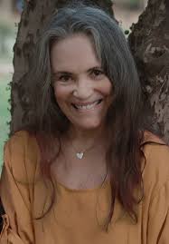 Atriz Regina Duarte, agora também artista plástica, mostra suas obras em  “Mulheres que Transformam”