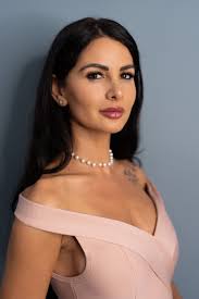 Victoria Bell's Instagram, Twitter & Facebook