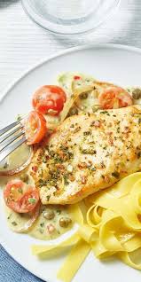 Aus Hahnchenschnitzel Tomaten Und Zwiebeln Kochst Du Im Handumdrehen Ein Leckeres Gericht Besondere Zutaten Wie Kapern Und Der Rezepte Leckeres Essen Lecker