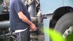 Caminhoneiro enorme mijando