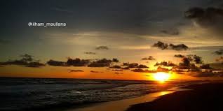 Sinar matahari yang menyebar di sekitar permukaan danau akan membuat pemandangan terlihat indah di sore hari. 80 Kata Kata Tentang Senja Tenangkan Hati Dan Penuh Akan Makna Dalam Merdeka Com