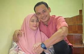 Video berdurasi 22 saat ini diambil netizen seperti kelihatan fasha menjemput aidil yang baru sampai di lapangan terbang. Fasha Sandha Aidil Aziz Dedah Wajah Nama Anak
