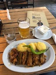 Se ia umplutura se amesteca se ruleaza etc si se pune la foc mic. Sarmalute Cu Mamaliga Si Smantana Berea Casei Si Vodca Perfect Lunch Picture Of Restaurant Hanu Lui Manuc Bucharest Tripadvisor