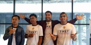 Kumpulan lirik lagu indonesia terbaru, lirik lagu peterpan, lirik lagu ungu, lirik lagu gigi, lirik lagu slank, lirik lagu iwan fals jatuh bangun aku mengejarmu namun dirimu tak mau mengerti kubawakan segenggam cinta namun kau meminta diriku membawakan bulan ke pangkuanmu. Lirik Dan Chord Lagu Jatuh Bangun Band Tiket Halaman All Kompas Com