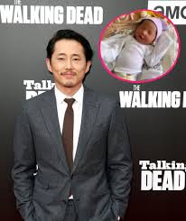 Steven yeun is one of my favorite actors from the walking dead and his voice acting career from the legend of korra and voltron. Wie Suss Twd Star Steven Yeun Zeigt 1 Foto Seines Babys Promiflash De