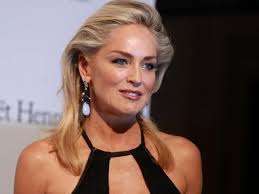 JULIO IGLESIAS DE LA CUEVA: EL CANTANTE POR EXCELENCIA Julio José Iglesias  de la Cueva nació en Madrid, el 23 de septiembre de 1943. Es cantante,  compositor, empresario, abogado y exfutbolista español.