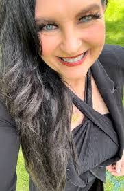 Beth Dickson's Instagram, Twitter & Facebook