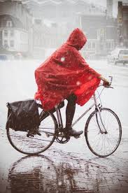 Radfahrerin Mit Einem Die Passive Sicherheit Erhohendem Rotem Regencape Regen Regentage Regen Tage