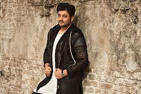 После рождения сына отец, работавший в африканском государстве по обмену, вместе чтобы оплатить учебу в консерватории, эйвазов в свободное от занятий время подрабатывал то грузчиком, то переводчиком, то официантом. Yusif Ejvazov Biografiya Foto Lichnaya Zhizn Novosti Pesni 2018 Biografii