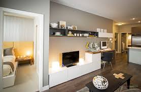 Minimalist Wooden Computer Desk Design Merges With The Tv Cabinet Along With Mounting Shelves In A Modern Livin Wohnen Wohnzimmer Einrichten Wohnung Wohnzimmer