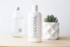 The right oil—emphasis on right—will act as an emollient to lock in water to prevent natural hair from losing moisture. Five Benefits Of Coconut Oil On Afro Hair Chichi Writes Beauty