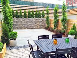 10 lush landscaping ideas for a hilly backyard. Townhouse Backyard Houzz