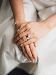 Orecchini vistosi, tiara, collier, braccialetti, forcine gioiello. Gioielli Per Matrimonio Quali Accessori Indossare Musani