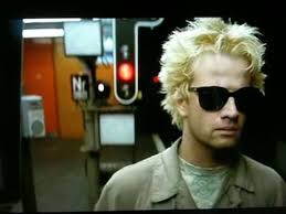 A tuxedoed thief (christopher lambert) and a chic married woman (isabelle adjani) join the paris subway fringe. 13 Subway Ideen Pariser Leon Der Profi Das Funfte Element