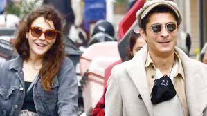 During a turbulent period in the '80s, love blossoms between a young man and a woman residing at a mental health rehabilitation center in turkey. Ismail Hacioglu Ve Merve Cagiran Tatilden Dondu Care Degisim Haber
