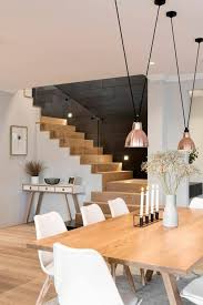 Meubles De Salle A Manger Escalier Bois Et Blanc Lampes Pendantes Et Chaises Blanches Autour D Une Grade Tabl Dining Room Furniture Home Decor House Interior