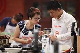 Là ứng viên nhỏ tuổi nhất xuất sắc vượt qua những vòng thi đầy cam go của masterchef vietnam, khánh phương đã khiến các đối thủ của mình phải e ngại bởi sự am hiểu và khả năng nấu nhiều món ăn đa dạng, từ các món ăn truyền thống việt nam đến những món mang. Vua Ä'áº§u Báº¿p Khanh PhÆ°Æ¡ng Láº¡i Dáº¡i Trai