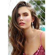 Sara Hicks's Instagram, Twitter & Facebook