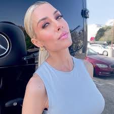 Iris Gale's Instagram, Twitter & Facebook